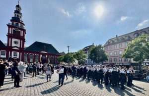 (FOTO) MANNHEIM SE OPRAŠTA OD UBIJENOG POLICAJCA: Više tisuća ljudi uz policajce odalo počast stradalom Rouvenu L. (29) (FOTO) MANNHEIM SE OPRAŠTA OD UBIJENOG POLICAJCA: Više tisuća ljudi uz policajce odalo počast stradalom Rouvenu L. (29)