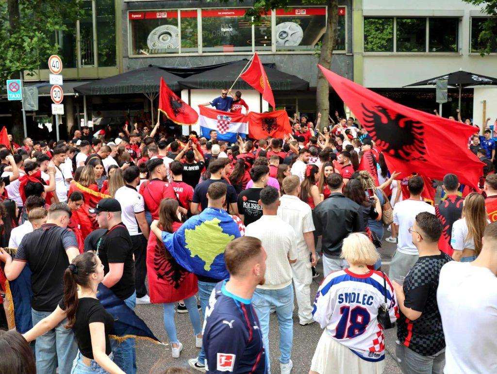 (FOTO) NA ULICAMA STUTTGARTA: Hrvati i Albanci zajedno slave! Foto: Fenix (Željko Cindrić)