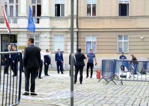 UŽAS U HRVATSKOJ: Muškarac se polio benzinom i samozapalio na Markovom trgu Muškarcu je pružena pomoć