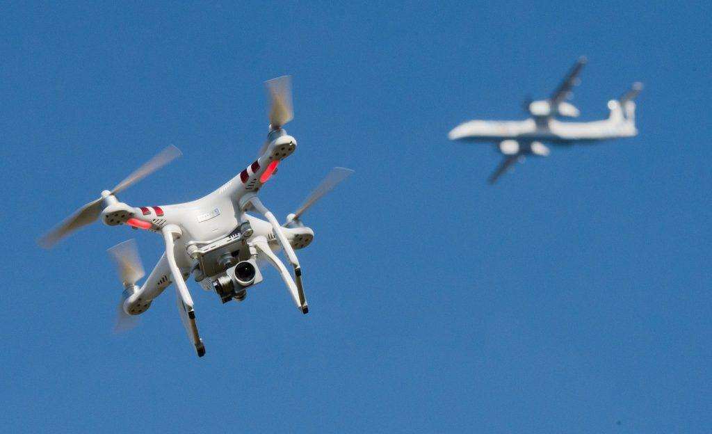 U Njemačkoj su dronovi zabranjeni unutar kilometar i pol od aerodromske piste, a prijestupnici se suočavaju s kaznom do 10 godina zatvora / Foto: Julian Stratenschulte/dpa
