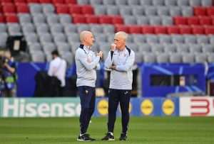 PRVI POLUFINALNI MEČ - EURO 2024.: Francuzi spremno dočekuju Španjolce, utakmicu sudi slovenski sudac Slavko Vinčić Francuski izbornik Didier Deschamps u razgovoru sa pomoänikom / Foto: Anadolu