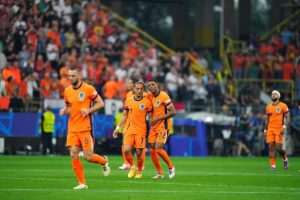 NIZOZEMSKA SE VRAĆA DOMA: Engleska s 2:1 savladala Nizozemsku i izborila finale Europskog prvenstva Igrači Nizozemske slave pogodak protiv Engleske / Foto: Anadolu