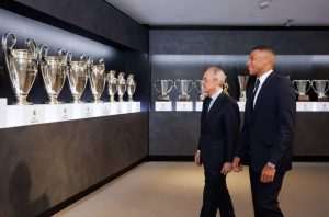 Predsjednik Reala Florentino Perez pokazuje Mbappeu trofeje Reala / Foto: Anadolu