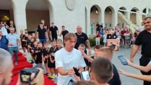 PONOSAN ŠTO JE IGRAO ZA ZRINJSKI: Luka Modrić u Mostaru na premijeri filma o Hrvatskom športskom klubu Zrinjski Luka Modrić sa najmlađim navijačima Zrinskog / Foto: Fenix (Zoran K.)