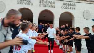 PONOSAN ŠTO JE IGRAO ZA ZRINJSKI: Luka Modrić u Mostaru na premijeri filma o Hrvatskom športskom klubu Zrinjski Luka Modrić sa najmlađim navijačima Zrinskog / Foto: Fenix (Zoran K.)