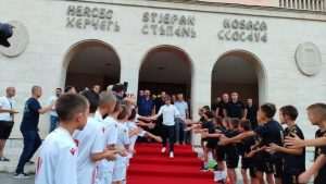 PONOSAN ŠTO JE IGRAO ZA ZRINJSKI: Luka Modrić u Mostaru na premijeri filma o Hrvatskom športskom klubu Zrinjski Luka Modrić sa najmlađim navijačima Zrinskog / Foto: Fenix (Zoran K.)