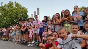 PONOSAN ŠTO JE IGRAO ZA ZRINJSKI: Luka Modrić u Mostaru na premijeri filma o Hrvatskom športskom klubu Zrinjski Mali Mostarci čekaju dolazak Modrića / Foto: Fenix (Zoran K.)