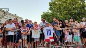 PONOSAN ŠTO JE IGRAO ZA ZRINJSKI: Luka Modrić u Mostaru na premijeri filma o Hrvatskom športskom klubu Zrinjski Mali Mostarci čekaju dolazak Modrića / Foto: Fenix (Zoran K.)