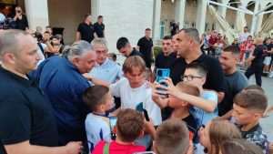 PONOSAN ŠTO JE IGRAO ZA ZRINJSKI: Luka Modrić u Mostaru na premijeri filma o Hrvatskom športskom klubu Zrinjski Luka Modrić sa najmlađim navijačima Zrinskog / Foto: Fenix (Zoran K.)