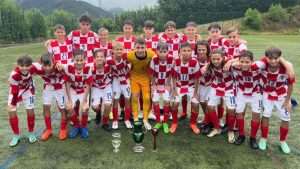 VELIKI USPJEH „MALIH VATRENIH“ IZ NJEMAČKE: U-14 izabrana vrsta Hrvata iz Njemačke pobjednik Schwarzwald Cupa Pobjednička momčad U-14 Hrvata iz Njemačke na Schwarzwald Cupu 2024. / Foto: Fenix (SIM)