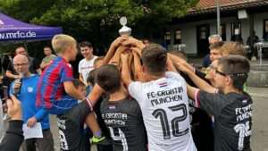 MÜNCHEN: Uz često izvođenje pobjedničke pjesme "Lijepa li si" iznimno uspješan vikend juniora Croatije München MÜNCHEN: Uz često izvođenje pobjedničke pjesme "Lijepa li si" iznimno uspješan vikend juniora Croatije München