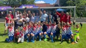 MÜNCHEN: Uz često izvođenje pobjedničke pjesme "Lijepa li si" iznimno uspješan vikend juniora Croatije München Slavlje pobjedničke momčadi Croatije uz dva uzdignuta prsta kao znaka pobjede / Foto: Fenix (SIM)