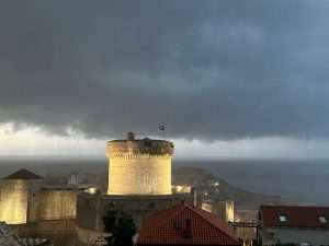JAKA OLUJA POGODILA JUG HRVATSKE: Poplivale prometnice, odroni, srušena stabla... Jako nevrijeme pogodilo je dubrovačko područje / Foto: Fenix (SIM)