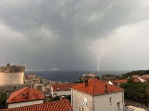 JAKA OLUJA POGODILA JUG HRVATSKE: Poplivale prometnice, odroni, srušena stabla... Jako nevrijeme pogodilo je dubrovačko područje / Foto: Fenix (SIM)