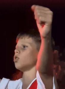 „KAKVA EMOCIJA !“: Otkrivamo tko je dječak koji u videu s koncerta u Imotskom u zanosu pjeva Thompsonove pjesme Franjo Prtenjača sav u zanosu pjeva Thompsonove pjesme / Foto: Fenix (Sandra Graf)