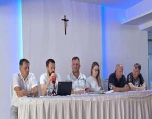 I HRVATSKI ISELJENICI PODRŽALI INICIJETIVU O ZAŠTITI RODNOG KRAJA OD DEVASTACIJE: "5 do 12 za očuvanje buškoblatskog i zavelimskog kraja“ od vjetroelektrana i solara Sastanak Inicijative "Stop vjetrenjačama u buškoblatskom i zavelimskom kraju" / Foto: Fenix (SIM)