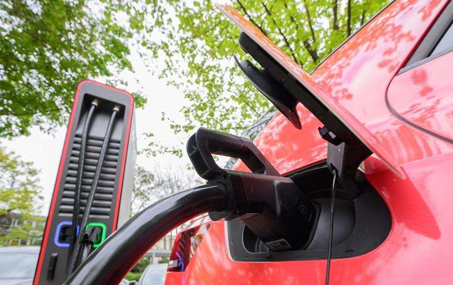 Električni automovil na punjaču / Foto: Julian Stratenschulte/dpa