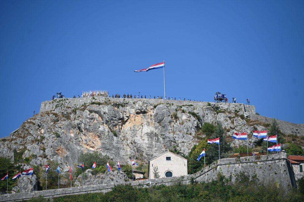 Hrvatske zastave na Kninskoj tvrđavi / Foto: Hina