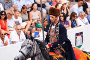 SINJ JE DANAS BIO CENTAR HRVATSKE: Jure Domazet Lošo pobjednik 309. Sinjske alke Na fotografiji alkar Andrija Hrgović