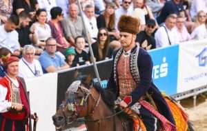 SINJ JE DANAS BIO CENTAR HRVATSKE: Jure Domazet Lošo pobjednik 309. Sinjske alke Na fotografiji alkar Tino Radanović