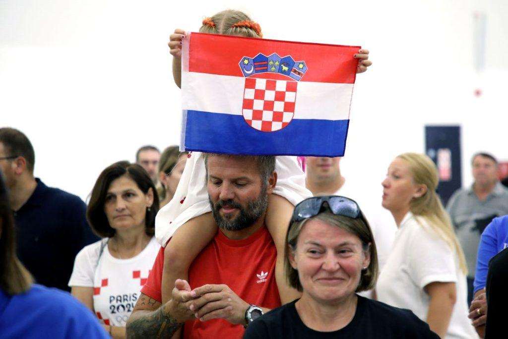 PONOSNI NA NJIH: Hrvatskim olimpijcima, predvođenim "srebrnim" vaterpolistima priređen doček Doček hrvatskih olimpijaca u zagrebačkoj zračnoj luci / Foto: HIna