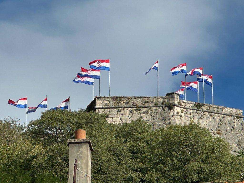 (FOTO) SLAVI SE "OLUJA": Brojni Hrvati iz domovine i iseljeništva danas su u Kninu (FOTO) SLAVI SE "OLUJA": Brojni Hrvati iz domovine i iseljeništva danas su u Kninu
