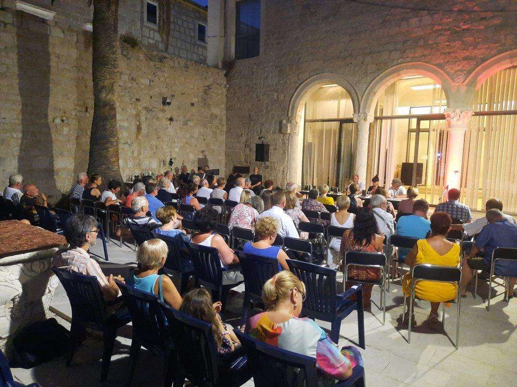 POD PAŠKIM NEBOM, U KNEŽEVU DVORU: Pjesnici iz hrvatskog iseljeništva otkrili što ih povezuje Pjesnici iz hrvatskog iseljeništva / Foto: Fenix (MD)