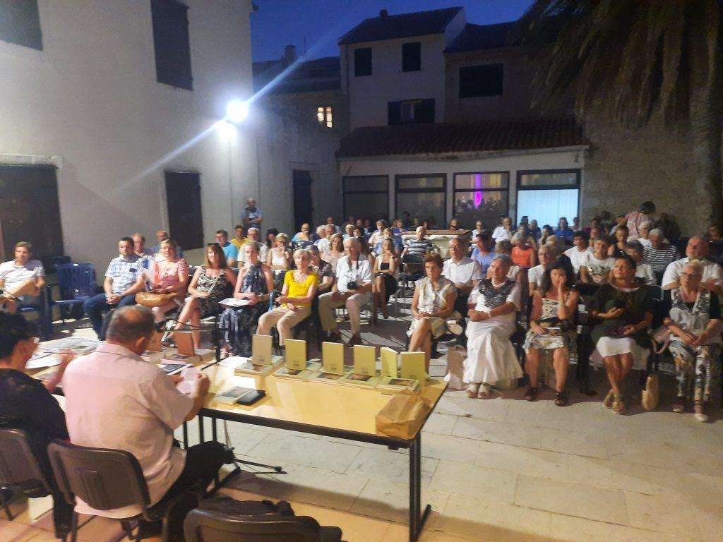POD PAŠKIM NEBOM, U KNEŽEVU DVORU: Pjesnici iz hrvatskog iseljeništva otkrili što ih povezuje POD PAŠKIM NEBOM, U KNEŽEVU DVORU: Pjesnici iz hrvatskog iseljeništva otkrili što ih povezuje