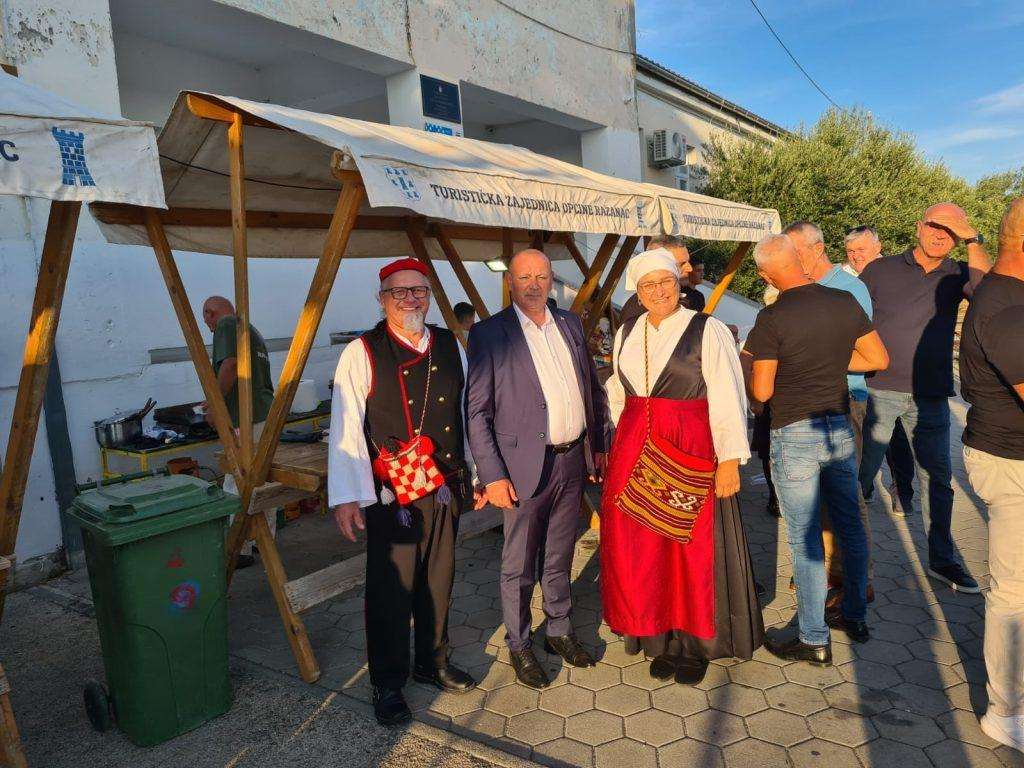 MNOGI SU U RADOVINU I ZAPLAKALI: Stipan Dundović je bio mlad, 23-godišnjak, pun snova i nade, ali nije se nimalo dvoumio u trenutku kada ga je njegova zemlja zvala Obljetnica pogibije hrvatskog branitelja Stipana Dundovića iz Radovina / Foto: Fenix (Pave Dokoza)