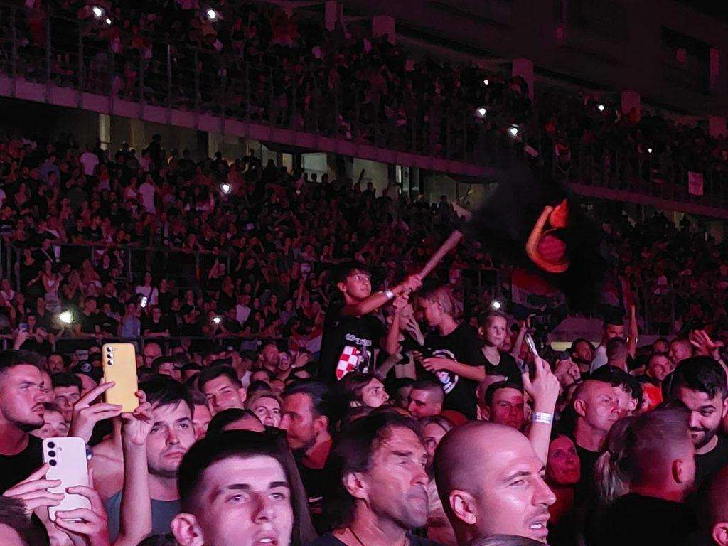 (FOTO i VIDEO) THOMPSONU BILO TEŠKO PRONAĆI PRAVE RIJEČI: Na koncertu u Dugopolju se okupilo oko 40.000 ljudi, mladi par se zaručio, cijeli stadion pjevao... Thompson održao samostalni koncert u Dugopolju / Foto: Fenix (DP)