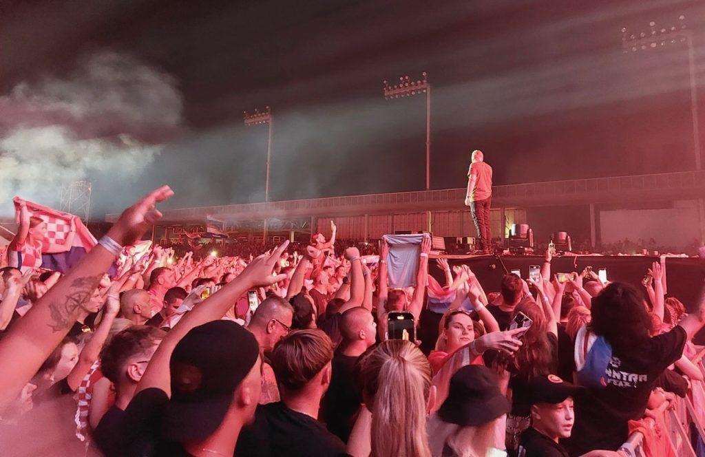 (FOTO i VIDEO) THOMPSONU BILO TEŠKO PRONAĆI PRAVE RIJEČI: Na koncertu u Dugopolju se okupilo oko 40.000 ljudi, mladi par se zaručio, cijeli stadion pjevao... Thompson održao samostalni koncert u Dugopolju / Foto: Fenix (DP)