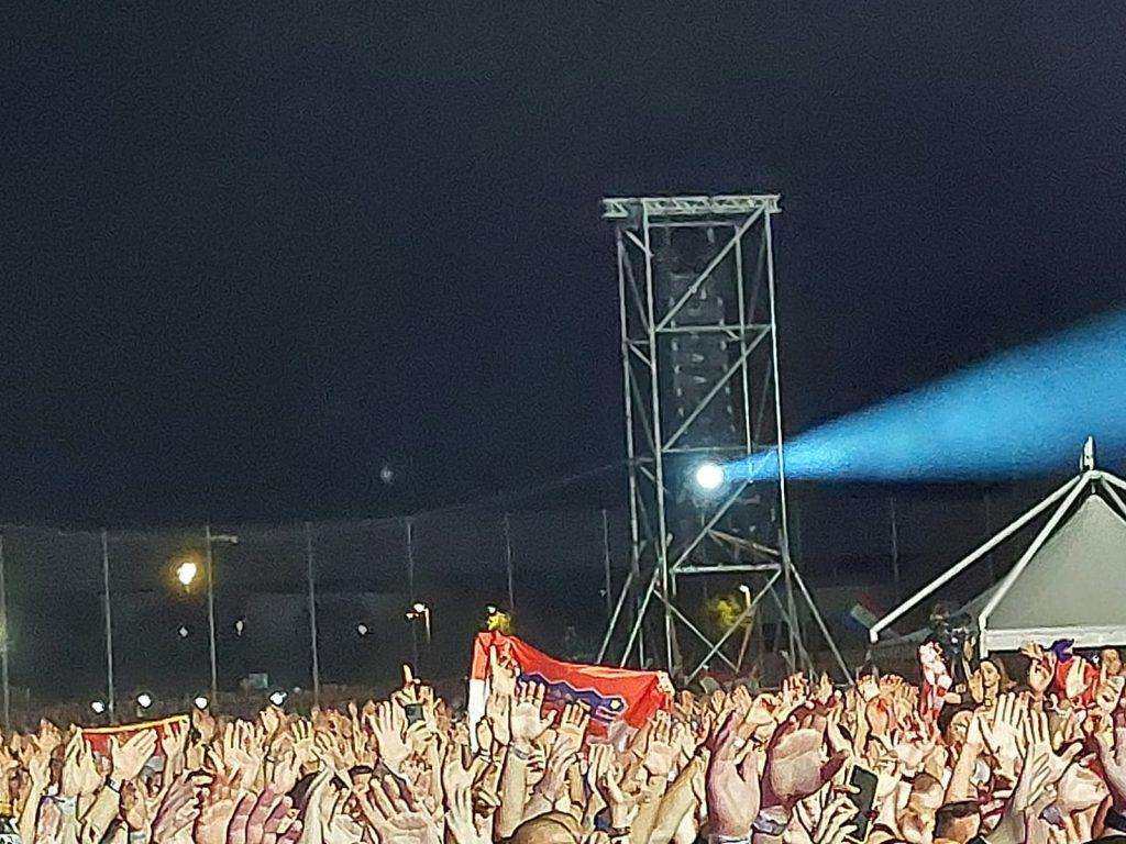 (FOTO i VIDEO) THOMPSONU BILO TEŠKO PRONAĆI PRAVE RIJEČI: Na koncertu u Dugopolju se okupilo oko 40.000 ljudi, mladi par se zaručio, cijeli stadion pjevao... (FOTO i VIDEO) THOMPSONU BILO TEŠKO PRONAĆI PRAVE RIJEČI: Na koncertu u Dugopolju se okupilo oko 40.000 ljudi, mladi par se zaručio, cijeli stadion pjevao...