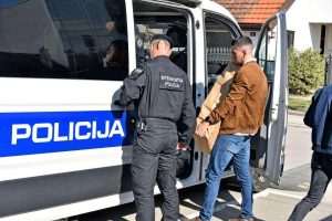 AKCIJA POLICIJE I USKOKA: Uhićen gradonačelnik Otoka Josip Šarić Istražne radnje USKOK-a i policije o navodnim kriminalnim radnjama Josipa Šarića / Foto: Hina