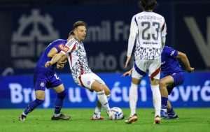 LIVAJA UTIŠAO MAKSIMIR: Turbulentni derbi Dinama i Hajduka odlučio pogodak Marka Livaje Ivan Rakitic u borbi za loptu s igračima Dinama / Foto: Hina