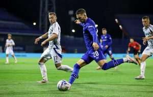 LIVAJA UTIŠAO MAKSIMIR: Turbulentni derbi Dinama i Hajduka odlučio pogodak Marka Livaje Marko Pjaca i Dario Melnjak u borbi za loptu / Foto: Hina