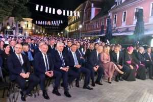 OTVORENE 59. VINKOVAČKE JESENI: Programom "Ruke šokačkih uspomena" svečano otvorena najveća manifestacija tradicijske kulture Brojni gosti na otvorenju 59. Vinkovačkih jeseni / Foto: Hina