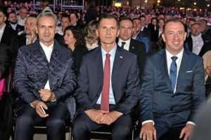 OTVORENE 59. VINKOVAČKE JESENI: Programom "Ruke šokačkih uspomena" svečano otvorena najveća manifestacija tradicijske kulture Krunoslav Katičić, Dragan Primorac i Nikola Mažar na otvorenju 59. Vinkovačkih jeseni / Foto: Hina