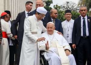 NEVJEROJATNE SCENE IZ JAKARTE: Papa Franjo je prilikom posjeta džamiji u Jakarti poljubio ruku imamu, on je njega poljubio u čelo Papa Franjo i glavni imam džamije Nasaruddin Omer sa suradnicima i vjernicima ispred džamije u Jakarti / Foto: Anadolu