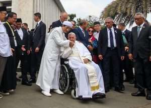 NEVJEROJATNE SCENE IZ JAKARTE: Papa Franjo je prilikom posjeta džamiji u Jakarti poljubio ruku imamu, on je njega poljubio u čelo Papa Franjo ljubi ruku glavnom imamu džamije Nasaruddinu Omeru / Foto: Anadolu