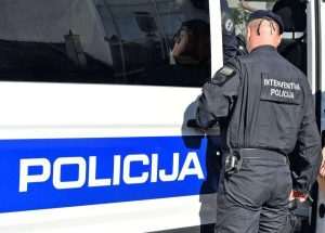 AKCIJA POLICIJE I USKOKA: Uhićen gradonačelnik Otoka Josip Šarić Pripadnik hravtske interventne policije / Foto: Hina