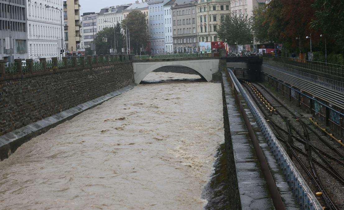 DONOSIMO VELIKU FOTO GALERIJU: Beč pod vodom! Beč pod vodom