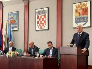VINKOVCI: Sve što radimo usmjereno je na euroatlantski put BiH Dragan Čović za govornicom u Vukovarsko-srijemskoj županiji/ Foto: HDZ BIH