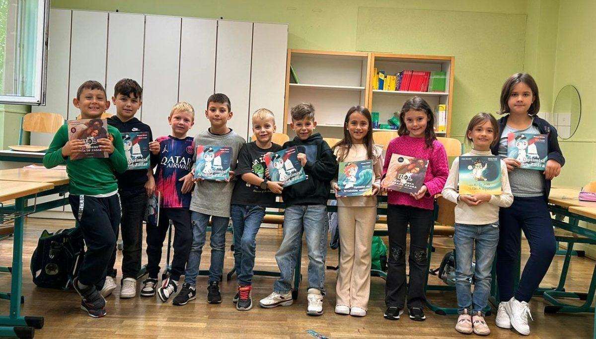 KNJIGA NA DAR HRVATSKOJ DJECI U MAINZU: Mirjana Mrkela, Marin Franić, Frane Herenda i Petra Marušić KNJIGA NA DAR HRVATSKOJ DJECI U MAINZU: Mirjana Mrkela, Marin Franić, Frane Herenda i Petra Marušić