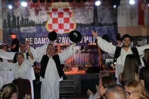 6. LIVANJSKA NOĆ (FOTO i VIDEO): Uz klapu Samoana pripadnici 4. generacije Livnjaka slavili u Heusenstammu kod Frankfurta 6. LIVANJSKA NOĆ (FOTO i VIDEO): Uz klapu Samoana pripadnici 4. generacije Livnjaka slavili u Heusenstammu kod Frankfurta