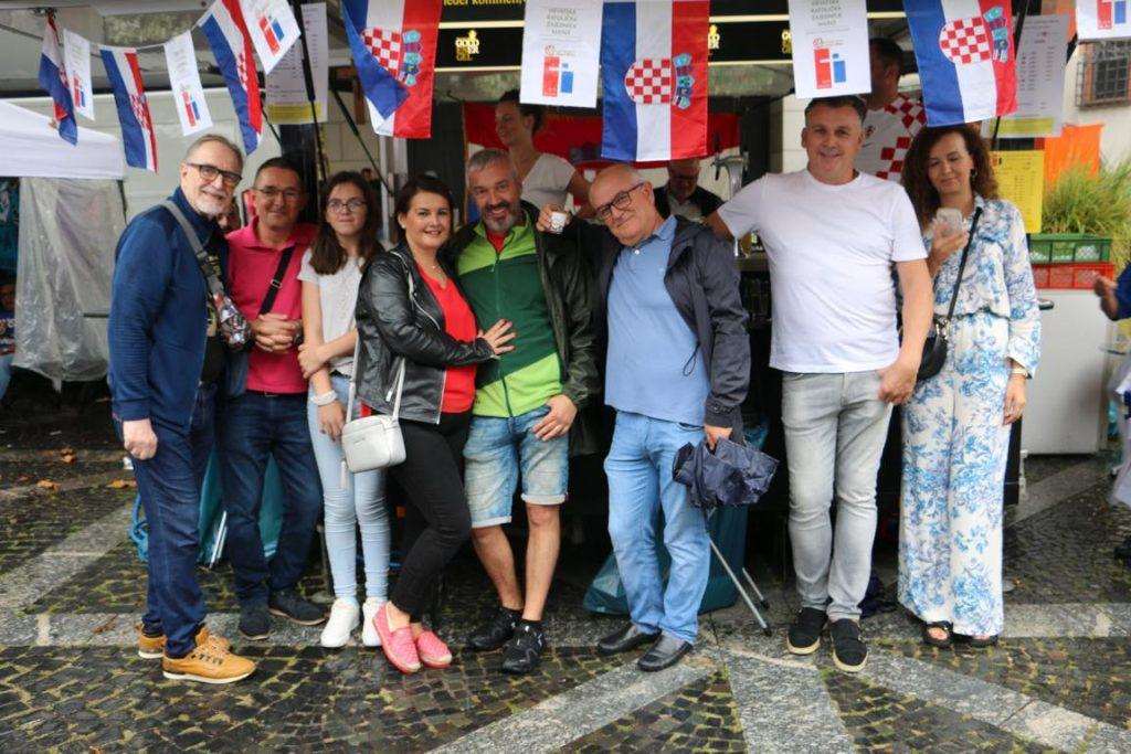 UNATOČ KIŠNOM DANU U MAINZU: Hrvati se predstavili na 49. Međunarodnom festivalu kultura, i ove godine im došao gradonačelnik Foto: Fenix (ID)