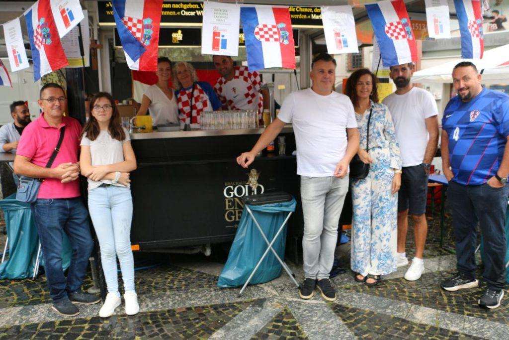 UNATOČ KIŠNOM DANU U MAINZU: Hrvati se predstavili na 49. Međunarodnom festivalu kultura, i ove godine im došao gradonačelnik Foto: Fenix (ID)