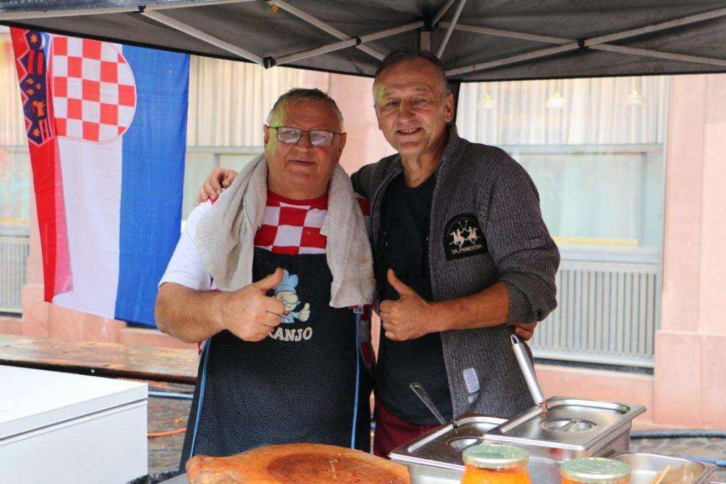 UNATOČ KIŠNOM DANU U MAINZU: Hrvati se predstavili na 49. Međunarodnom festivalu kultura, i ove godine im došao gradonačelnik UNATOČ KIŠNOM DANU U MAINZU: Hrvati se predstavili na 49. Međunarodnom festivalu kultura, i ove godine im došao gradonačelnik