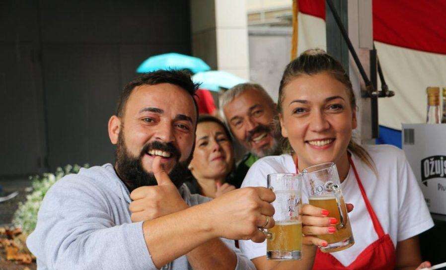 UNATOČ KIŠNOM DANU U MAINZU: Hrvati se predstavili na 49. Međunarodnom festivalu kultura, i ove godine im došao gradonačelnik Foto: Fenix (ID)