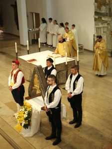 STUTTGART: Svetom misom i procesijom u kojoj su sudjelovali folkloraši i brojni ministranti završena duhovna obnova Završena duhovna obnova u Stuttartu / Foto: Fenix (Željko Cindrić)