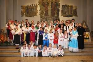 STUTTGART: Svetom misom i procesijom u kojoj su sudjelovali folkloraši i brojni ministranti završena duhovna obnova Završena duhovna obnova u Stuttartu / Foto: Fenix (Željko Cindrić)